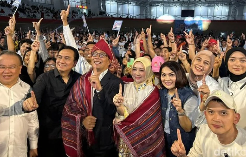 Ridwan Kamil kain Ulos