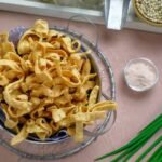 Resep Kue Bawang Renyah dan Gurih, Camilan Rumahan yang Sulit Berhenti Dikunyah