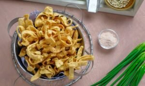 Resep Kue Bawang Renyah dan Gurih, Camilan Rumahan yang Sulit Berhenti Dikunyah