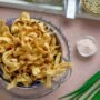 Resep Kue Bawang Renyah dan Gurih, Camilan Rumahan yang Sulit Berhenti Dikunyah