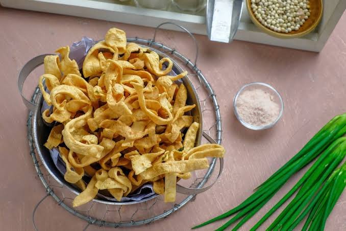 Resep Kue Bawang Renyah dan Gurih, Camilan Rumahan yang Sulit Berhenti Dikunyah